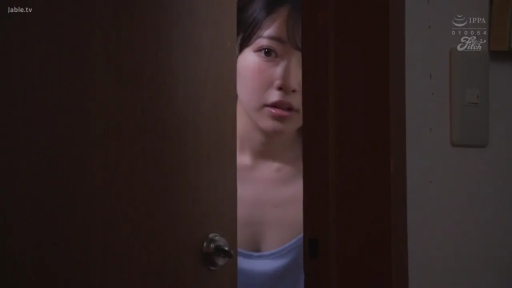 部屋 · 顔のクローズアップ · 恥ずかしがり屋 · 浅色背心