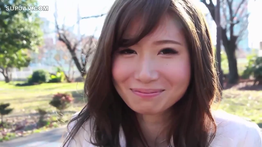 微笑 · 面部特写 · 白色上衣 · 注视镜头 · 长发 · 正面 · 户外公园