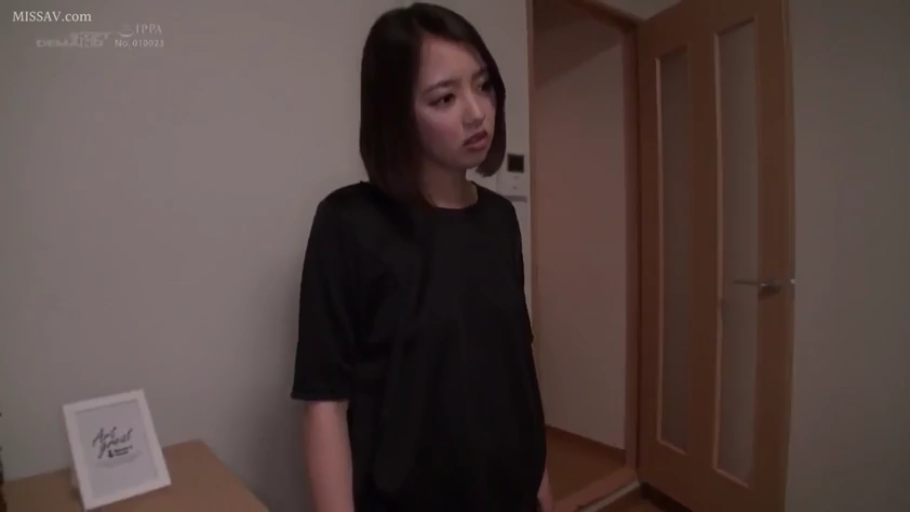 室内 · 中景 · 站姿 · 黑色短袖