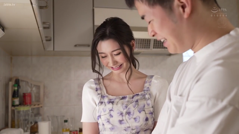 站立 · 中景 · 厨房 · 碎花围裙