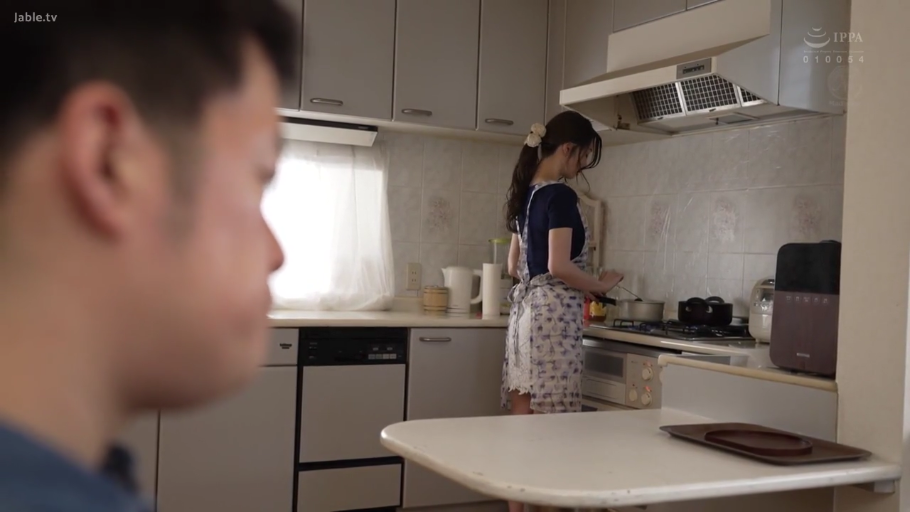 注视 · 家庭厨房 · 印花围裙 · 围裙 · 室内光线明亮 · 厨房背景