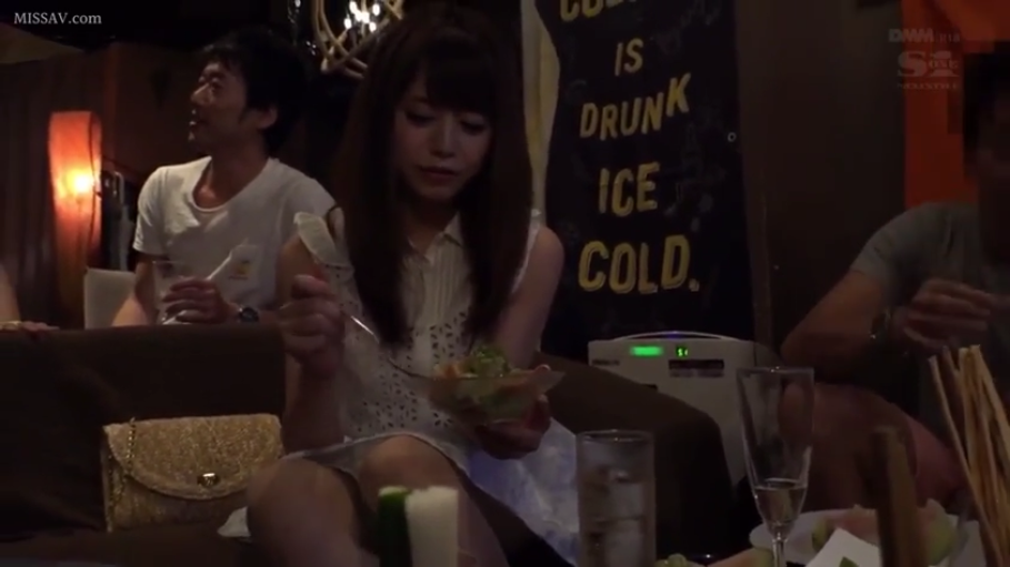 闲适 · 酒吧 · 玻璃杯 · 灯光昏暗 · 女性面部中景 · 浅色蕾丝连衣裙