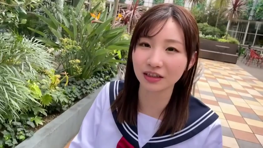 交谈中 · 面部特写 · 白色水手服 · 户外长廊