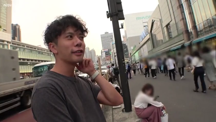 中景 · 站姿 · 微笑 · 交流 · 灰色T恤 · 户外街道 · 成年男性