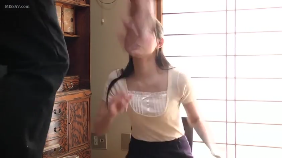 跪坐 · 和室 · 中景 · 惊恐 · 浅色针织衫 · 扇巴掌 · 和风家具