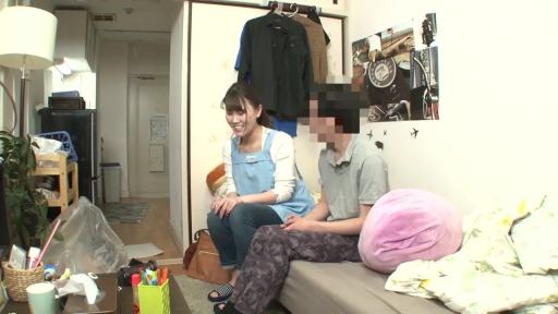 交谈 · 粉色抱枕 · 人物中景 · 室内光线充足 · 男性穿着T恤和迷彩裤 · 普通公寓卧室