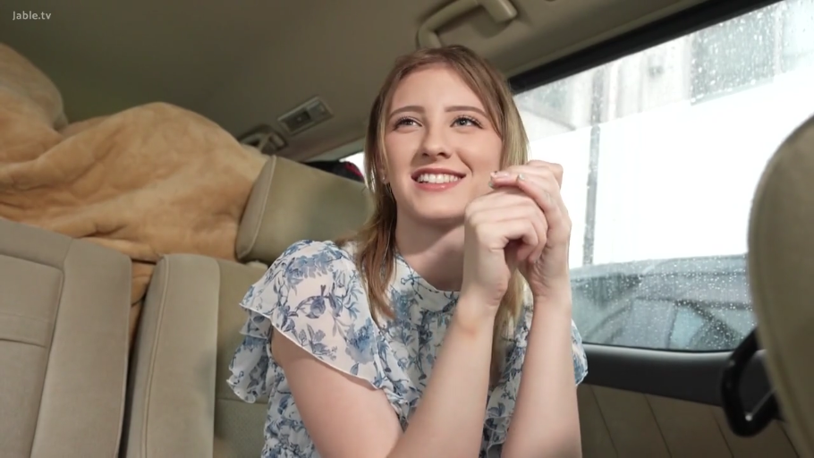 坐姿 · 交谈 · 半身特写 · 车内 · 座椅 · 碎花上衣 · 欧美 · 惊喜