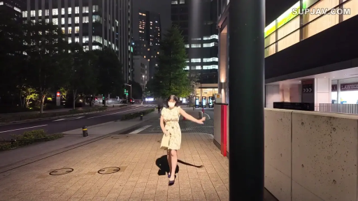 全身 · 站立 · 碎花无袖连衣裙 · 城市街头