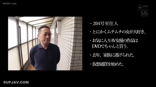 憔悴 · 公寓走廊 · 深蓝色POLO衫 · 人物面部中景 · 画面配有日文字幕介绍角色背景
