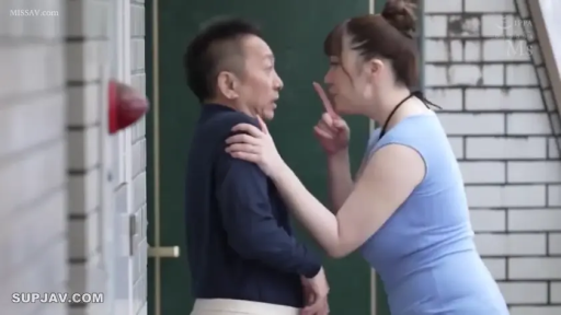 两人上半身特写 · 女子穿浅蓝色紧身连衣裙 · 室外楼道 · 男子惊慌失措