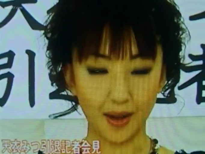 专注 · 五官特写 · 深色上衣 · 视频字幕 · 记者招待会现场 · 记者招待会背景板