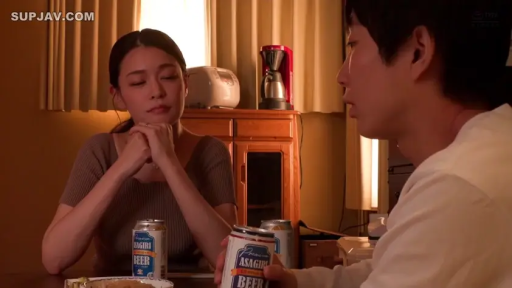 餐桌前 · 两人侧面中景 · 灯光温馨 · 女性沉思 · 女性棕色针织短袖 · Asagiri啤酒罐