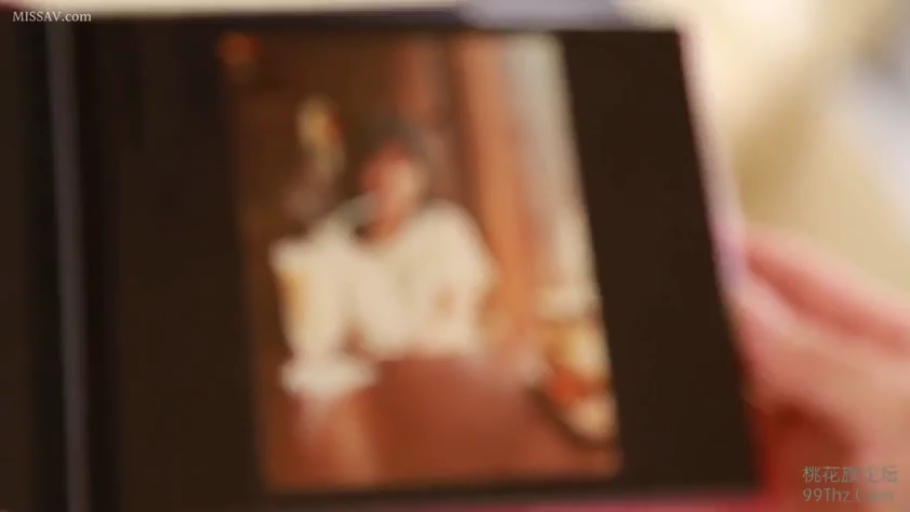 室内 · 坐姿 · 白色上衣 · 模糊 · 用餐 · 照片 · 虚化