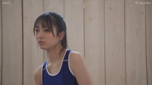 室内 · 略显忧郁 · 人物半身特写 · 深蓝色运动背心