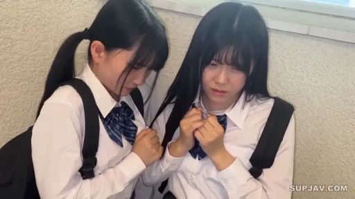 室内 · 上半身 · JK制服 · 双人 · 书包 · 恐惧 · 蜷缩 · 躲避