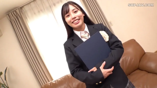客厅 · 上半身特写 · 开朗 · 深色校服西装 · 蓝色文件夹