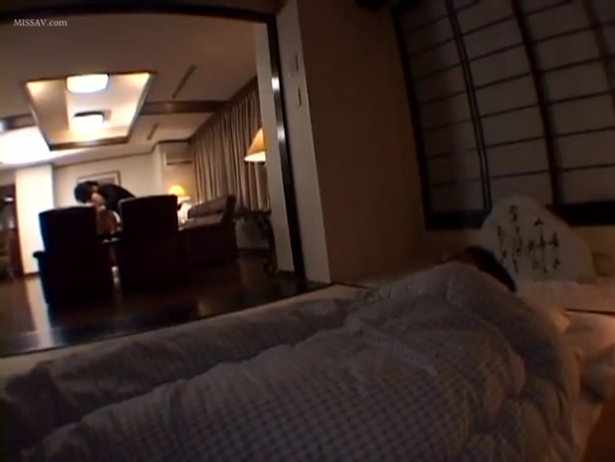 便装 · 酒店套房 · 性交 · POV偷窥视角 · 远处男女模糊身影