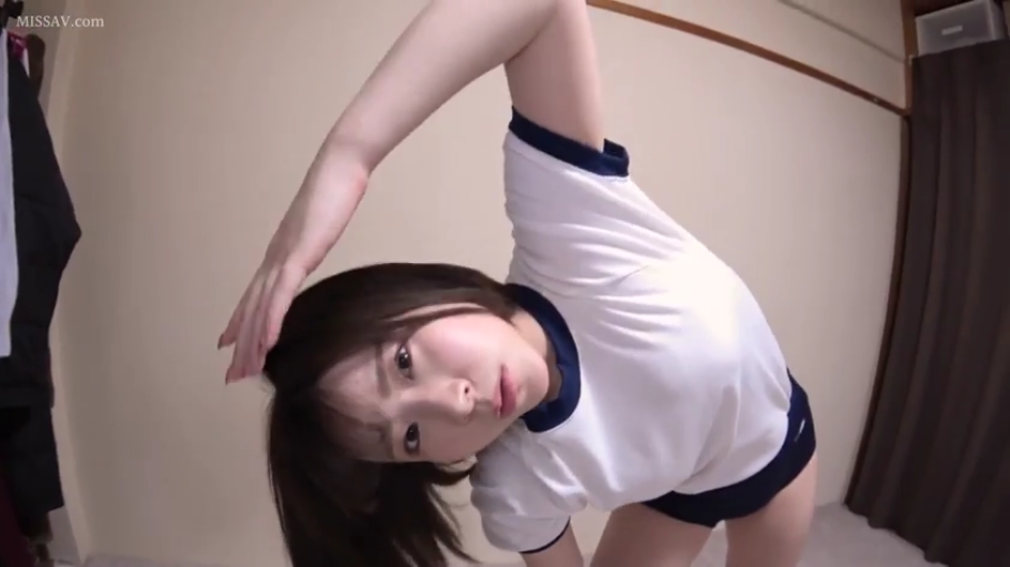 卧室 · 眼神直视 · 上半身特写 · 白色体育课体操服 · 畸变效果