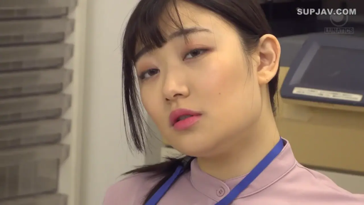 脸部特写 · 办公室 · 迷离 · 对视 · 歪头 · 亚洲女性 · 挂绳 · 紫色工作服
