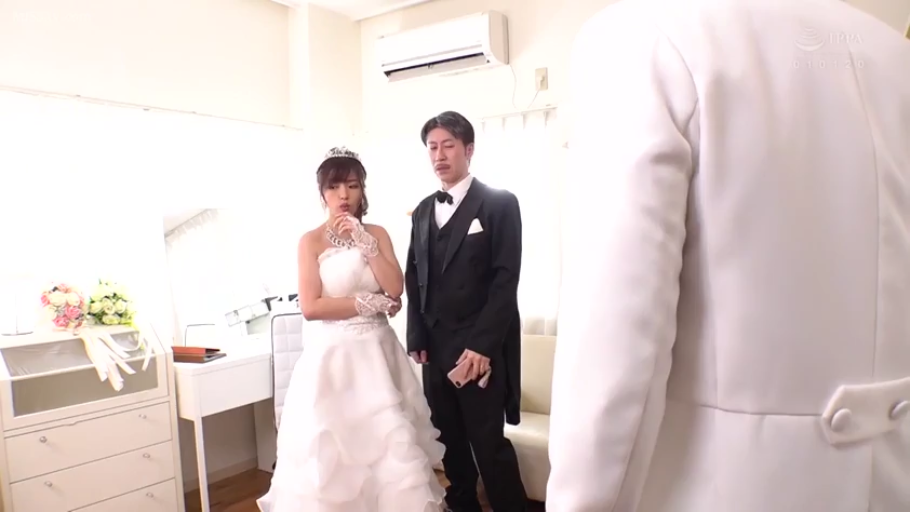 室内 · 忧郁 · 站立 · 全景 · 剧情 · 对视 · 婚纱 · 捧花
