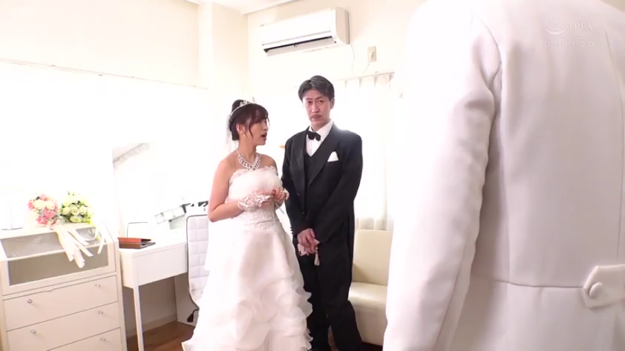 站立 · 中景 · 交流 · 婚纱 · 花束 · 担忧 · 化妆间 · 婚礼