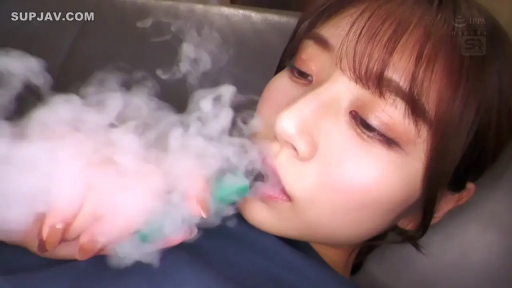 室内 · 脸部特写 · 迷离 · 长发 · 躺姿 · 深蓝色上衣 · 电子烟 · 吐烟