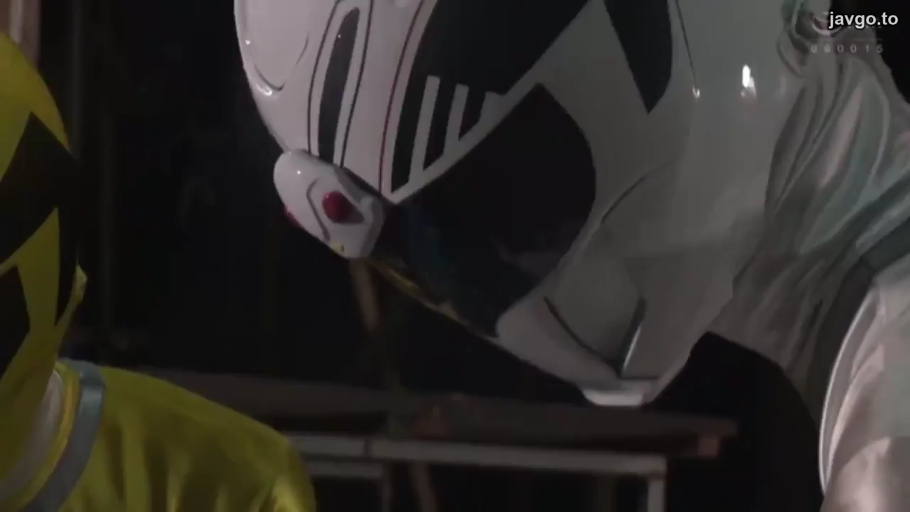 室内 · 俯身 · 头部 · 战队服