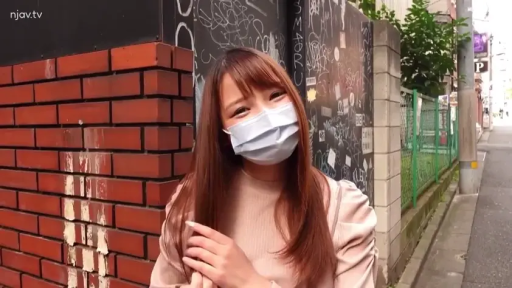 脸部特写 · 眯眼 · 室外 · 口罩 · 浅色针织长袖