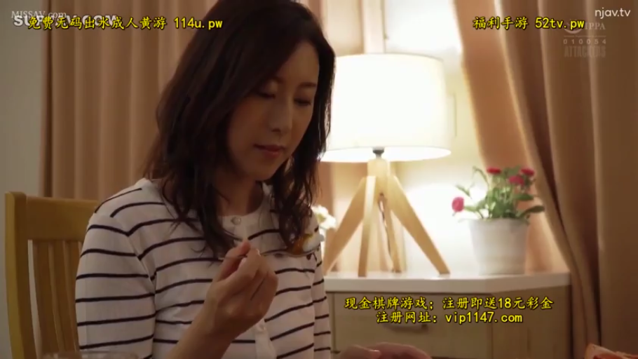 室内 · 坐姿 · 平静 · 半身 · 条纹衫 · 熟女 · 勺子 · 吃饭