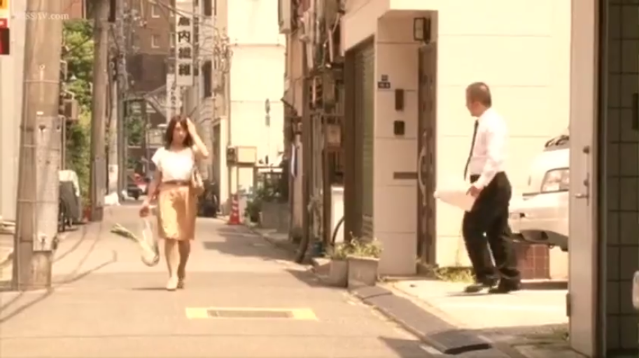 平静 · 巷子 · 购物袋 · 白昼 · 男子穿白色衬衫配领带和西裤
