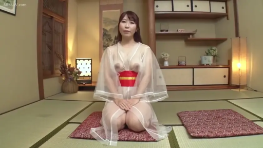 和室 · 注视镜头 · 透明薄纱材质纹理 · 清晰乳头轮廓 · 红色腰带 · 内里无衣物