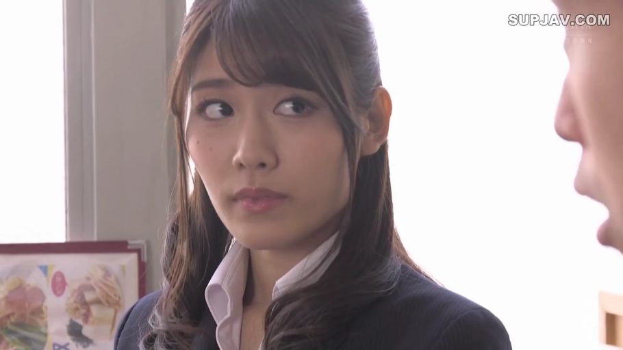 专注 · 办公室 · 深色职业西装 · 面部特写