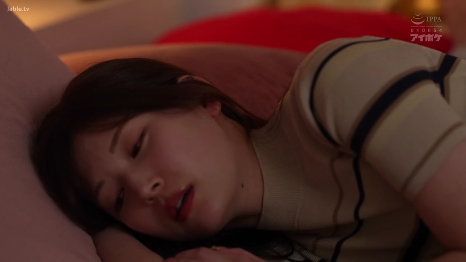 室内 · 枕头 · 面部特写 · 长发 · 侧卧 · 微张嘴 · 休息 · 条纹短袖