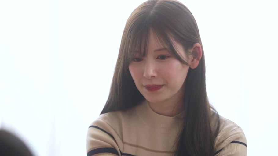 室内 · 坐姿 · 沉思 · 忧郁 · 面部特写 · 长发 · 棕色条纹毛衣