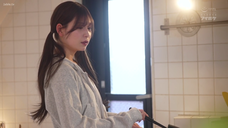 厨房 · 灰色连帽衫