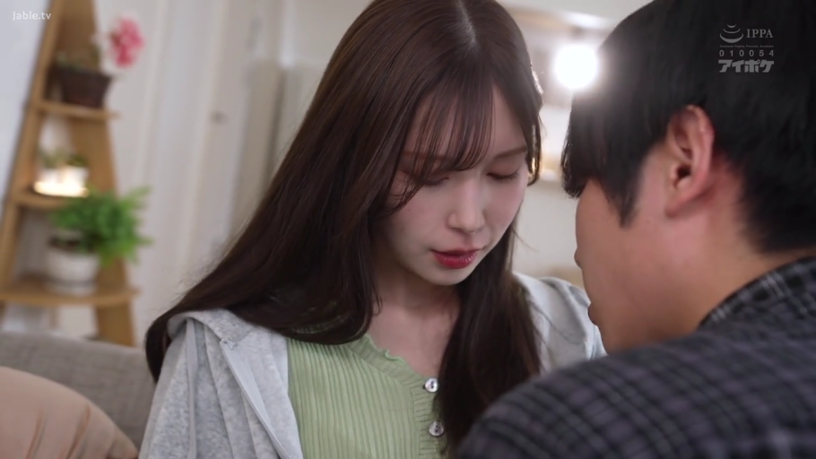 室内 · 坐姿 · 休闲装 · 近景