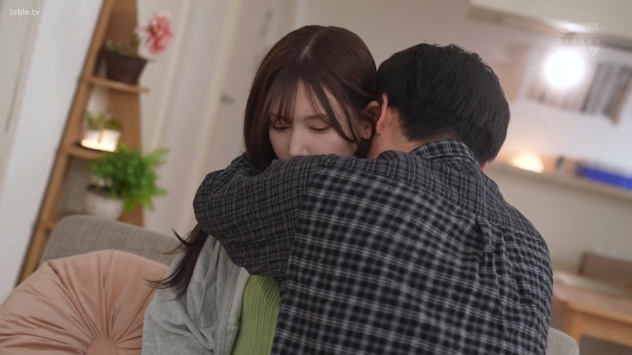 忧郁 · 拥抱 · 沙发 · 客厅 · 面部特写 · 休闲服 · 亲吻脖子