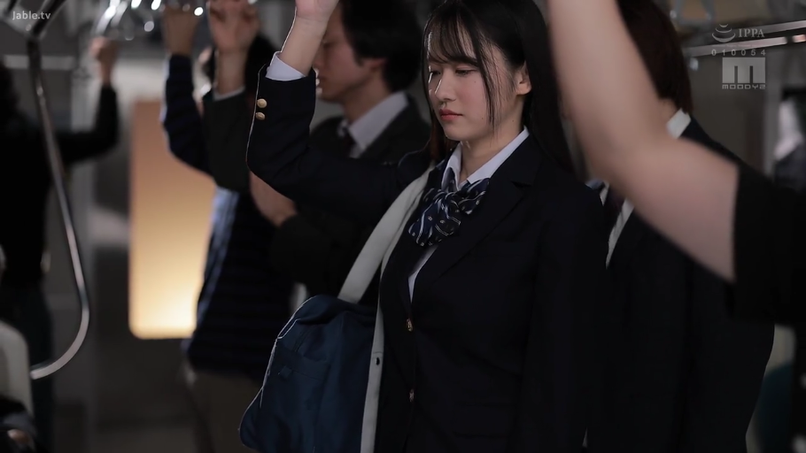 冷漠 · 面部特写 · 深色校服西装外套 · 地铁 · 书包 · 通勤时间