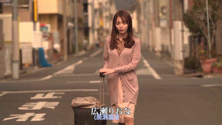行李箱 · 平静 · 户外 · 人物全身 · 内搭浅色连衣裙