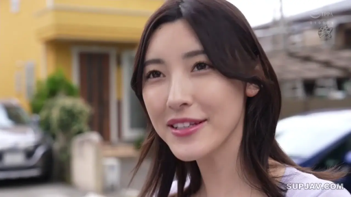 脸部特写 · 正面 · 户外街头 · 淡紫色上衣