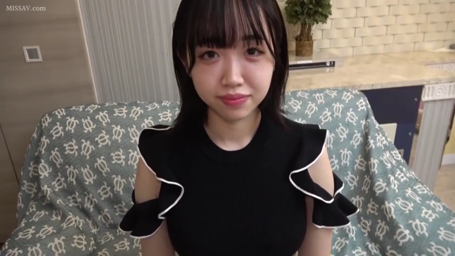 室内 · 坐姿 · 沙发 · 半身特写 · 注视镜头 · 黑色露肩装 · 黑发齐刘海 · 微带羞涩