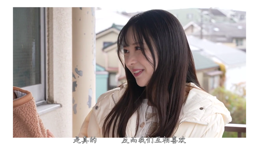 脸部特写 · 温柔 · 中文字幕 · 白色羽绒服 · 阳台
