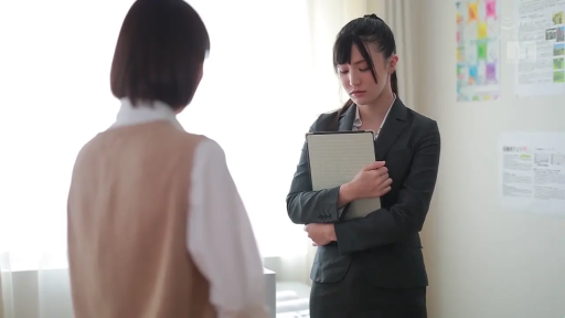 专注 · 办公室 · 深色职业西装 · 室内光线明亮 · 文件板 · 年轻女职员面部特写