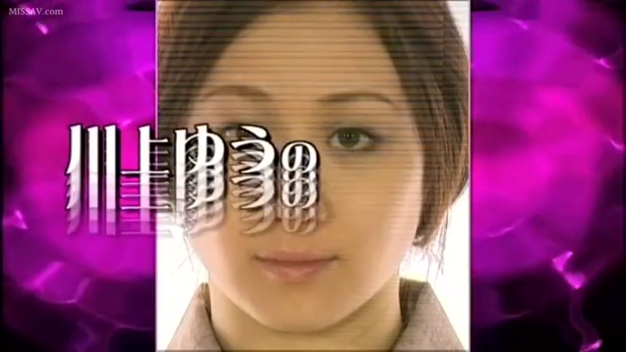 注视镜头 · 演播室 · 浅色上衣 · 女性脸部特写 · 带有老式录像带扫描线效果