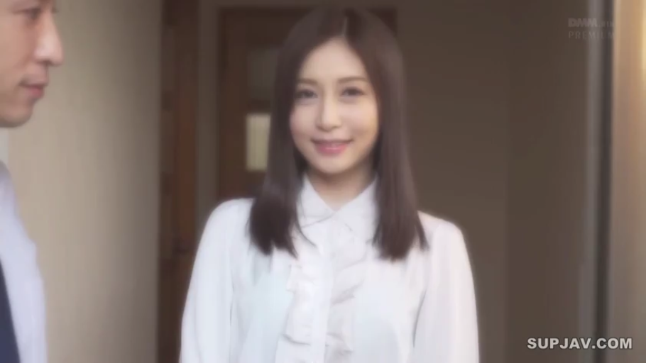 微笑 · 白色衬衫 · 室内走廊 · 女性面部特写