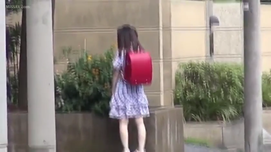 路边 · 碎花连衣裙 · 红色书包