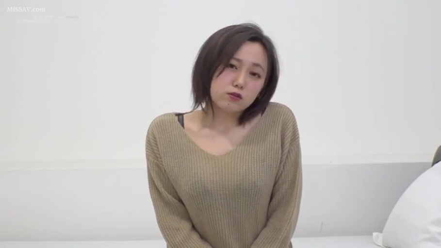 注视 · 上半身特写 · 室内卧室 · 卡其色针织毛衣