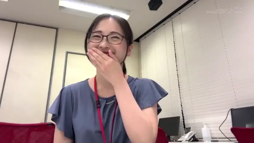 坐姿 · 眼镜 · 办公室 · 半身 · OL · 害羞 · 蓝色上衣 · 掩口而笑