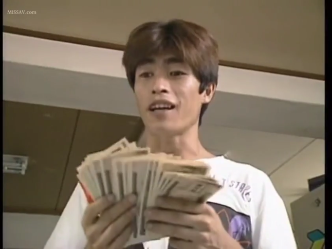 急切 · 室内房间 · 白色T恤 · 男人面部特写 · 现金
