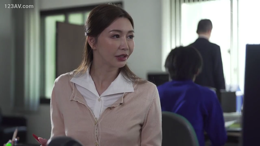 职业化 · 办公室 · 米色针织开衫 · 人物面部特写 · 笔